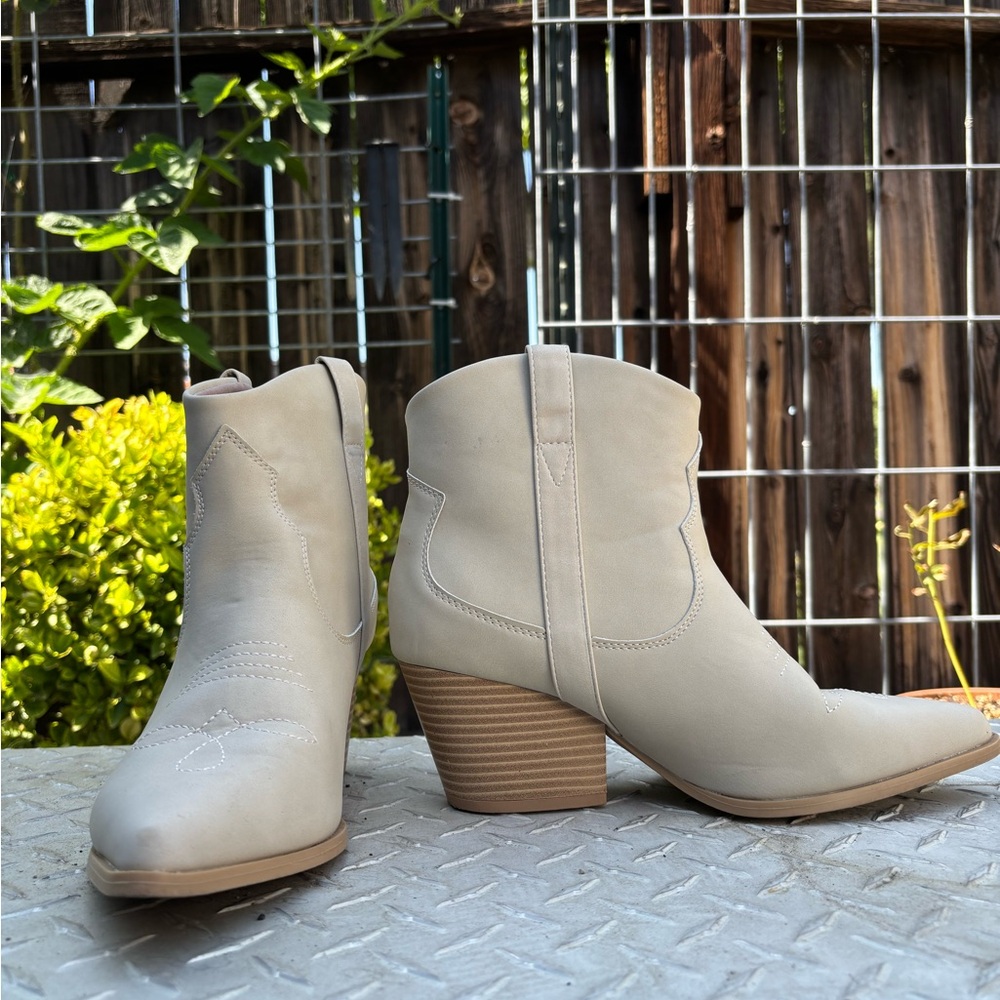 Elegant Cream Western Ankle Boots - Picture 5 of 8